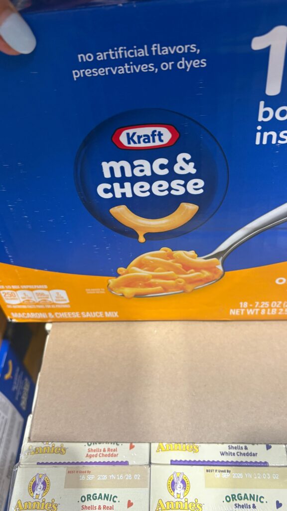 Kraft Mac & Cheese bulk pack with 18 boxes. The front label notes āno artificial flavors, preservatives, or dyesā and displays a spoonful of the classic cheesy macaroni.